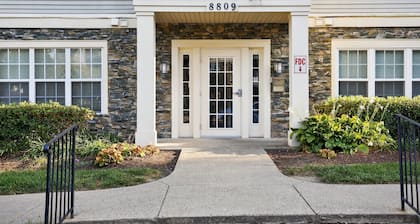 NEW! Cozy Pikesville Penthouse with Basketball Arcade