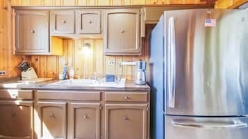 Fridge, microwave, oven, coffee/tea maker