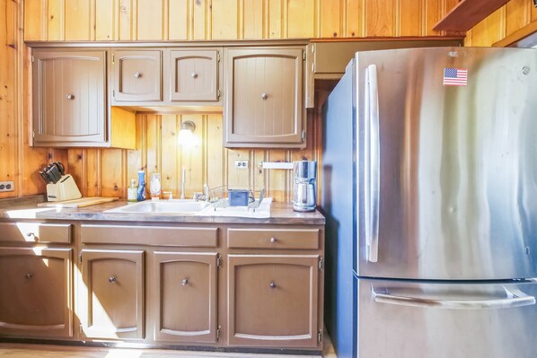 Fridge, microwave, oven, coffee/tea maker