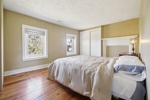 4 bedrooms, WiFi, bed sheets - NEW! Peaceful Retreat with Scenic Surroundings (Martinsburg)