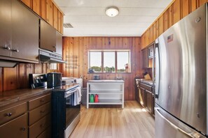 Refrigerador, microondas, horno y cafetera y tetera 