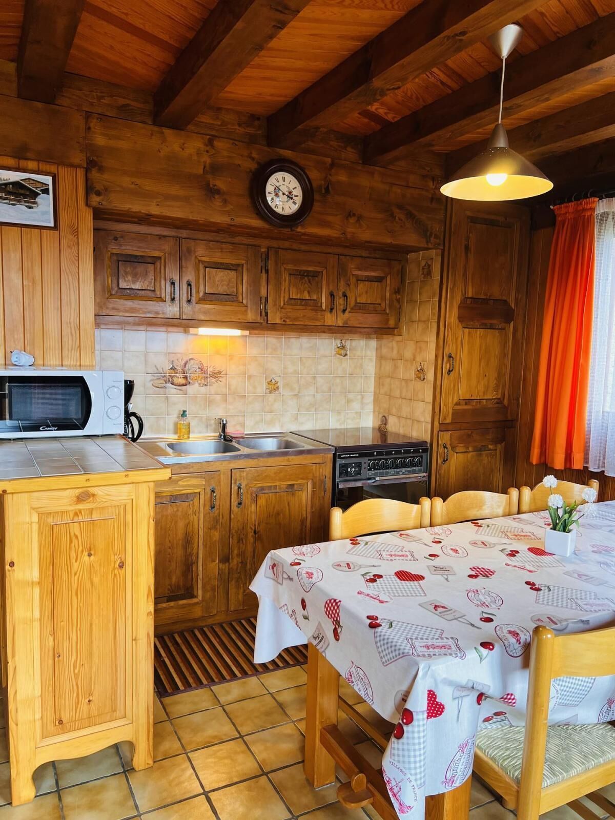 Mikrobølgeovn, ovn, kaffetrakter/tekoker og brødrister