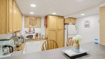 Réfrigérateur, micro-ondes, lave-vaisselle, grille-pain