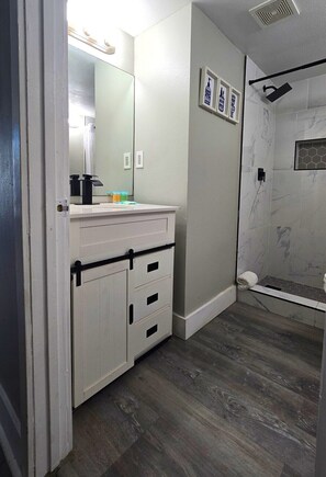 Hair dryer, towels, soap, toilet paper - Cozy condo in Daytona with oceanview (Daytona Beach)