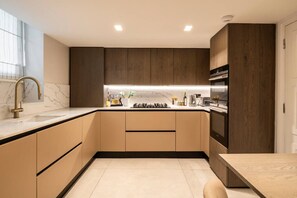 ثلاجة، ميكروويف، فرن، موقد طهي مسطح