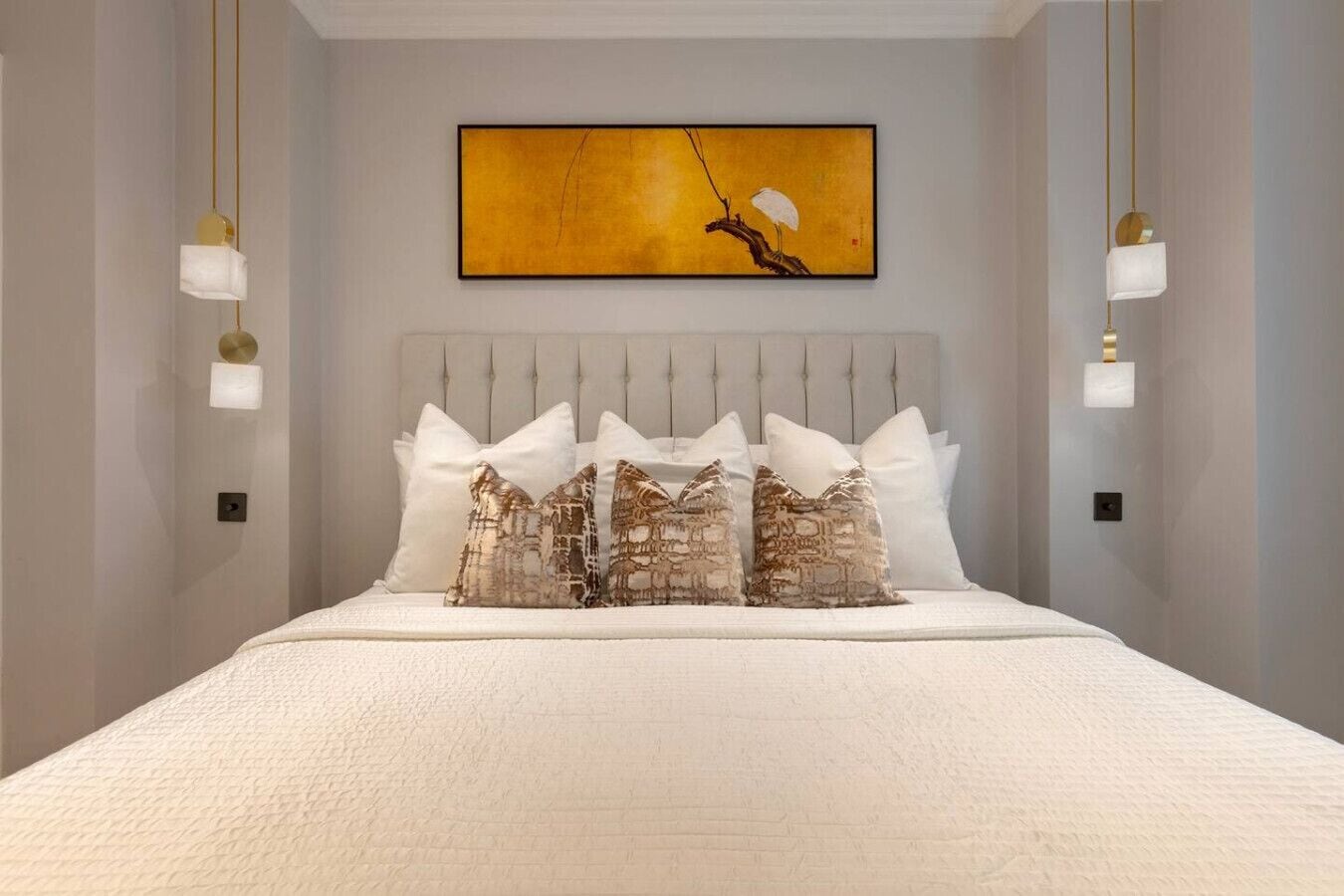 3 makuuhuonetta, työpöytä, silitysrauta/-lauta, vauvan matkasänky