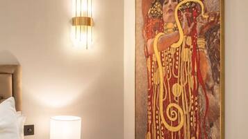 3 soverom, skrivebord, strykejern/-brett og reiseseng for barn