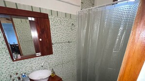 Shower, hair dryer, towels, toilet paper - ✨Loft with vibe steps from downtown and Hito Tres Fronteras✨. (Puerto Iguazú)