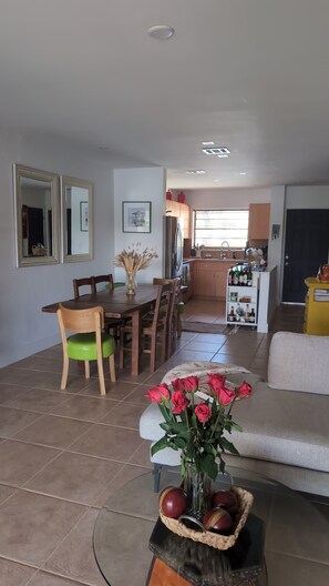 Dining - Amazing 2-bedroom lakefront apartment with AC in Pembroke Pines (Pembroke Pines)