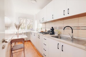 Microondas, horno, placa de cocina