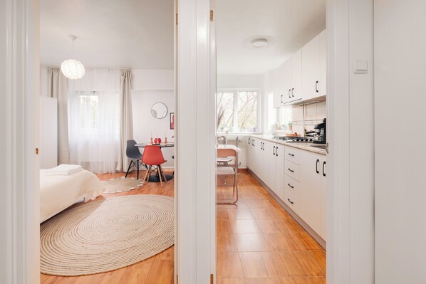 1 habitación, tabla de planchar con plancha, wifi gratis y ropa de cama