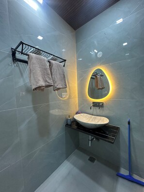 Dusche, kostenlose Toilettenartikel, Haartrockner, Hausschuhe