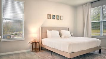 Escritorio, tabla de planchar con plancha, wifi y ropa de cama