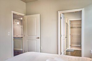 Bureau, fer et planche à repasser, Wi-Fi, draps fournis