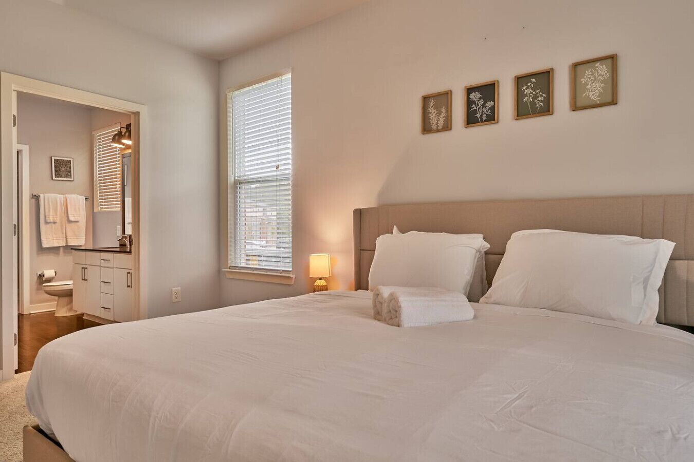 Skrivebord, strygejern/strygebræt, Wi-Fi, sengetøj