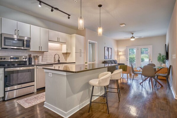 Réfrigérateur, micro-ondes, four, plaque de cuisson