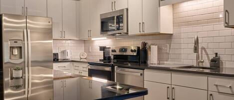 Refrigerador, microondas, horno y parrilla de estufa