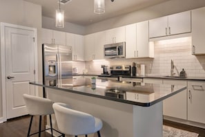 Refrigerador, microondas, horno, placa de cocina