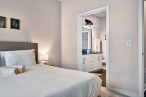 Desk, iron/ironing board, WiFi, bed sheets