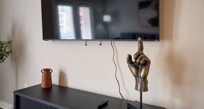 3BD Sanctuary Stone`s Throw from DT Clayton