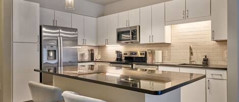 雪櫃、微波爐、焗爐、爐具