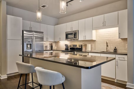 Fridge, microwave, oven, stovetop. 3BD Sanctuary Stone`s Throw from DT Clayton