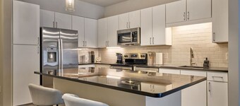 3BD Sanctuary Stone`s Throw from DT Clayton