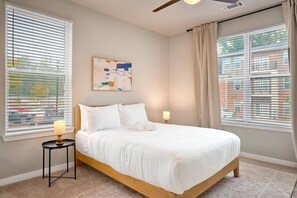 Escritorio, tabla de planchar con plancha, wifi y ropa de cama 