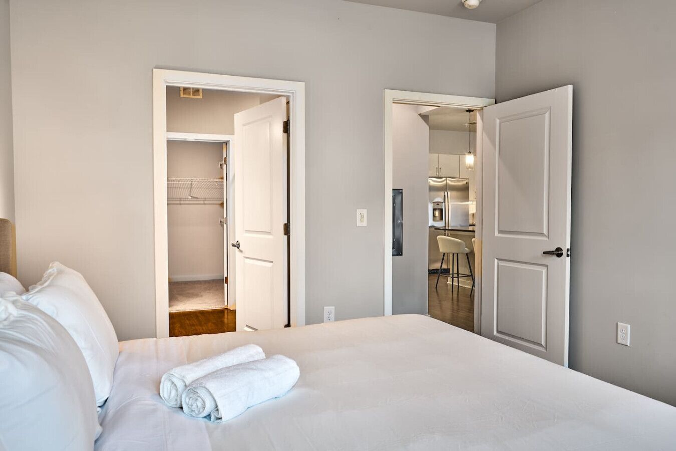 Desk, iron/ironing board, WiFi, bed sheets