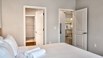 Desk, iron/ironing board, WiFi, bed sheets