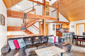 Fernseher, Kamin, DVD-Player, Tischfußball