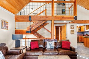 Televisión, chimenea, reproductor de DVD y futbolito 