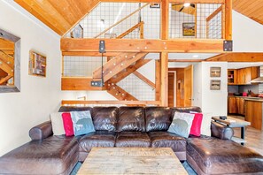 Fernseher, Kamin, DVD-Player, Tischfußball