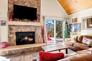 TV, fireplace, DVD player, table football - 5 mins to Breck, Mtn View, Hikes Galore! (Breckenridge)