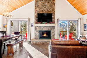 Televisión, chimenea, reproductor de DVD y futbolito 