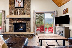 TV, caminetto, lettore DVD, tavolo da calcetto