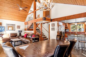 TV, fireplace, DVD player, table football - 5 mins to Breck, Mtn View, Hikes Galore! (Breckenridge)