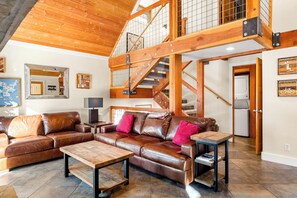 Televisión, chimenea, reproductor de DVD y futbolito