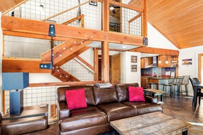 Televisión, chimenea, reproductor de DVD y futbolito