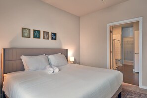 Escritorio, tabla de planchar con plancha, wifi y ropa de cama