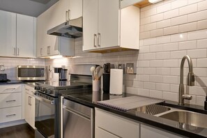 Frigorífico, microondas, horno y placa de cocina