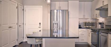 Réfrigérateur, micro-ondes, four, plaque de cuisson