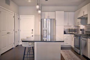 Refrigerador, microondas, horno y parrilla de estufa