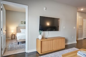 Escritorio, tabla de planchar con plancha, wifi y ropa de cama