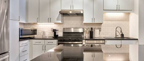 Refrigerador, microondas, horno y parrilla de estufa