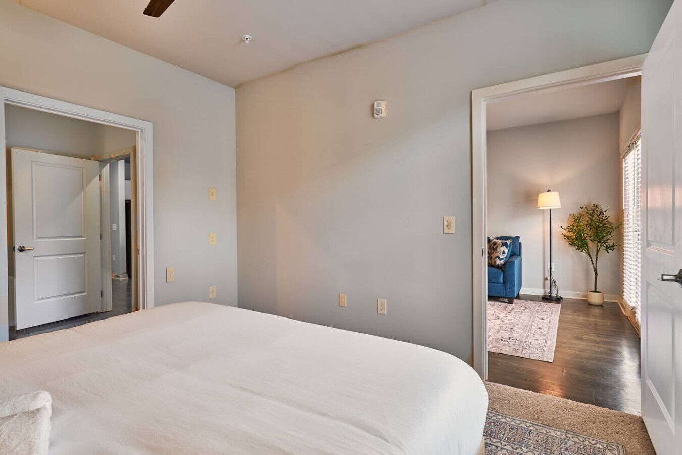 Desk, iron/ironing board, WiFi, bed sheets