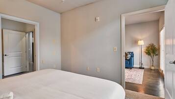 Desk, iron/ironing board, WiFi, bed sheets