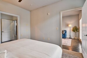 办公桌、熨斗/熨衣板、WiFi、床单