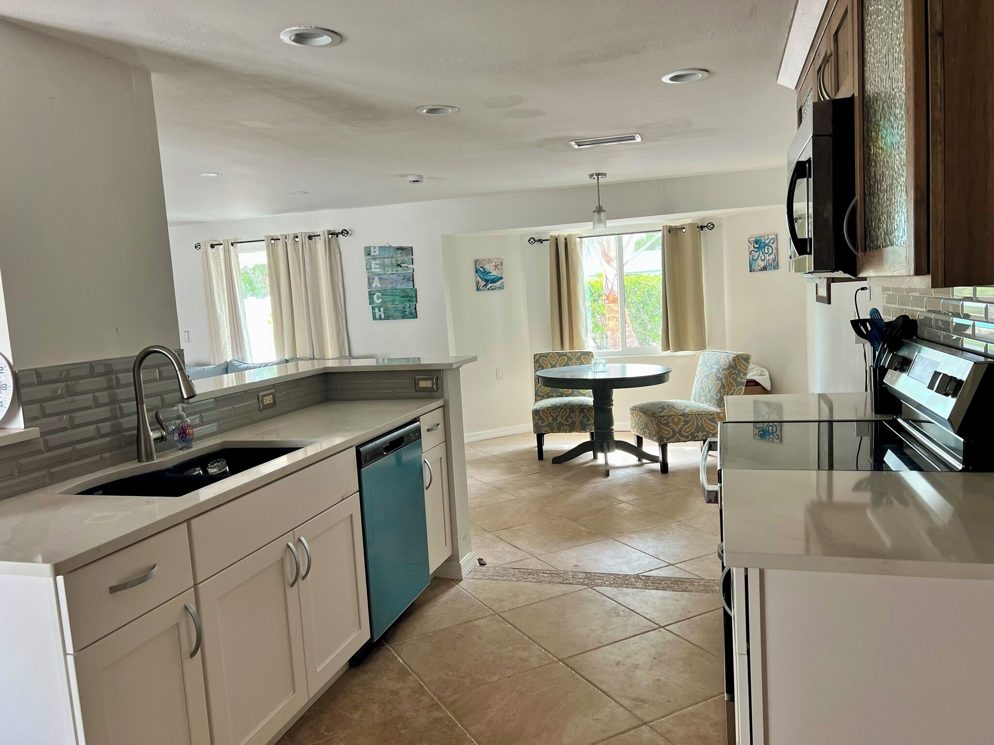 Micro-ondes, four, plaque de cuisson, lave-vaisselle