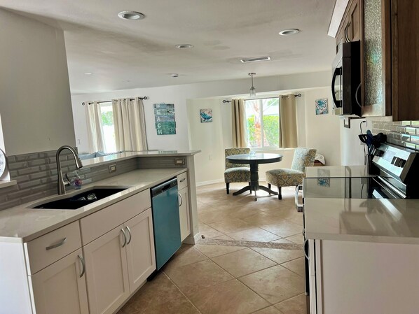 Micro-ondes, four, plaque de cuisson, lave-vaisselle